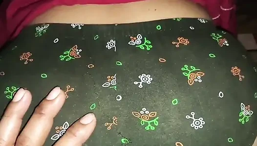 Suamiku meluncurkan rokku denganku dan menyetubuhi memek panasku dengan gaya doggy.