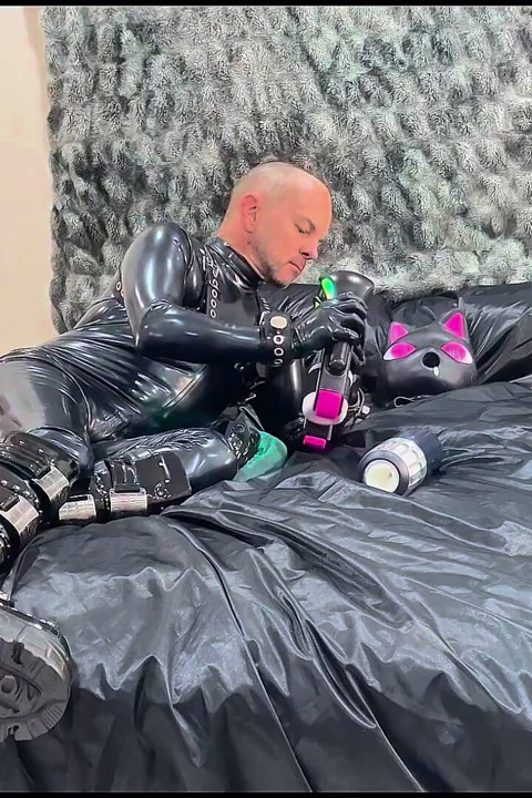 Full Black Rubber Vibes
