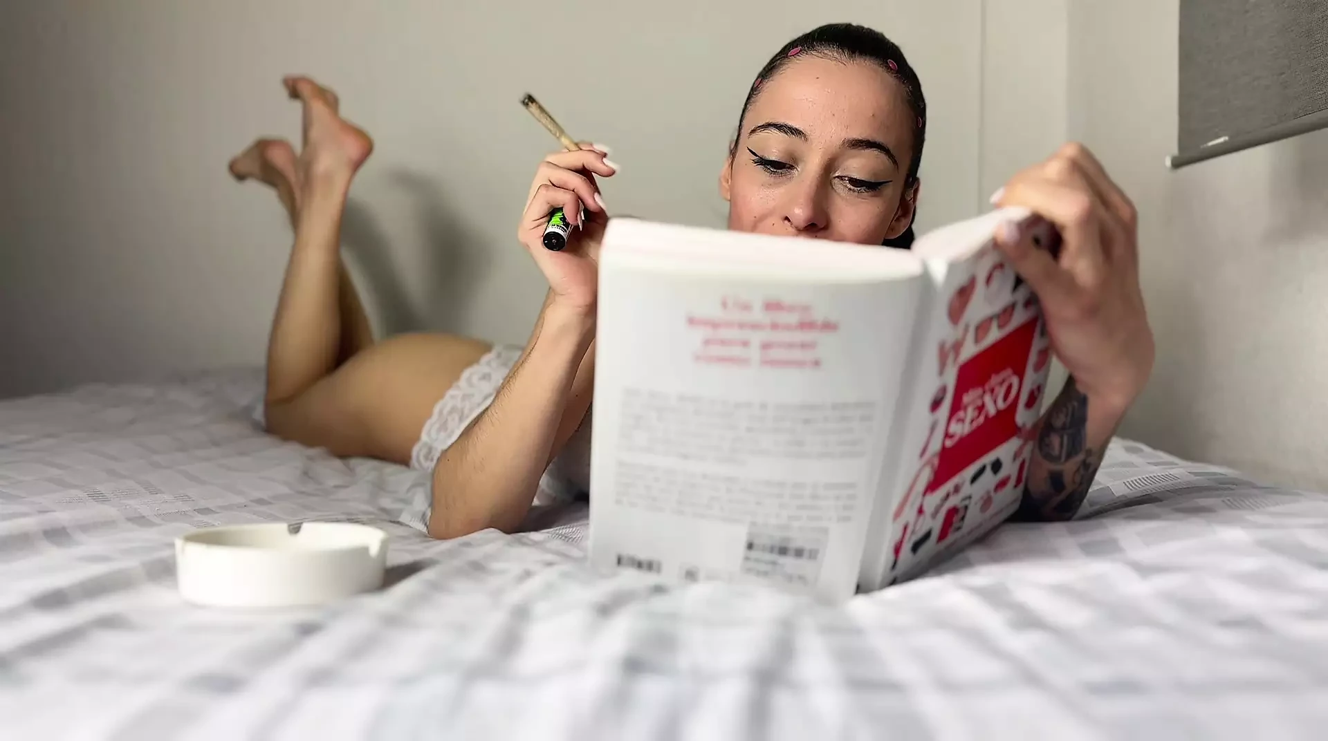 Sofia Sweetsecrett membaca cerita erotik