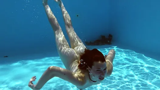 プールでフェルナンダReleveピンクの水着体操選手