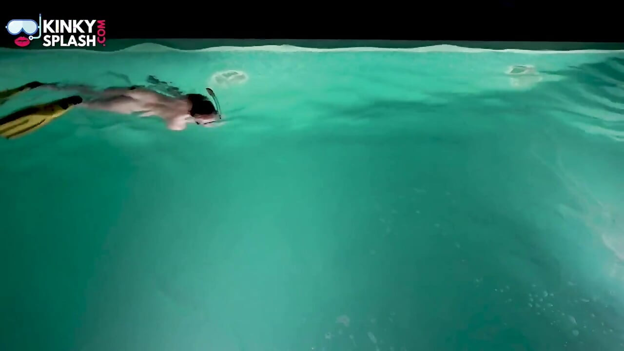 Desnuda puta de snorkel nocturna jugando bajo el agua