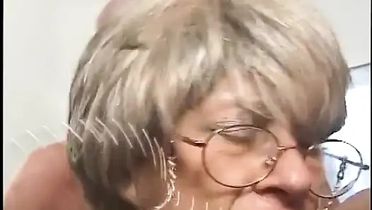 Geile oma weiß ziemlich gut, wie man gangbang behandelt