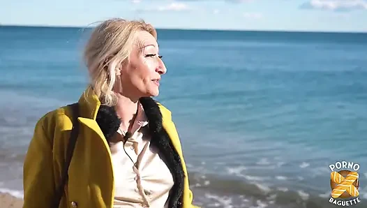 Betty, sexy MILF, liebt es, mit schwänze zu spielen