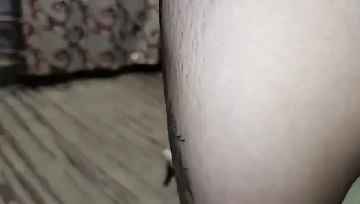 Anal berambut cokelat yang hancur: orgasme hebat dan air mani bocor dari dalam