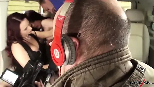 Azgın kızlar onu güzelce sikiyor