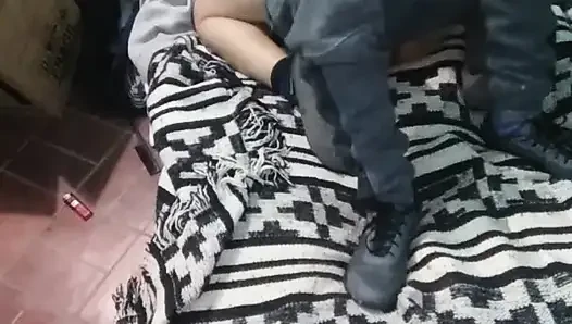Девушка в платье Монтано с матрасом на полу