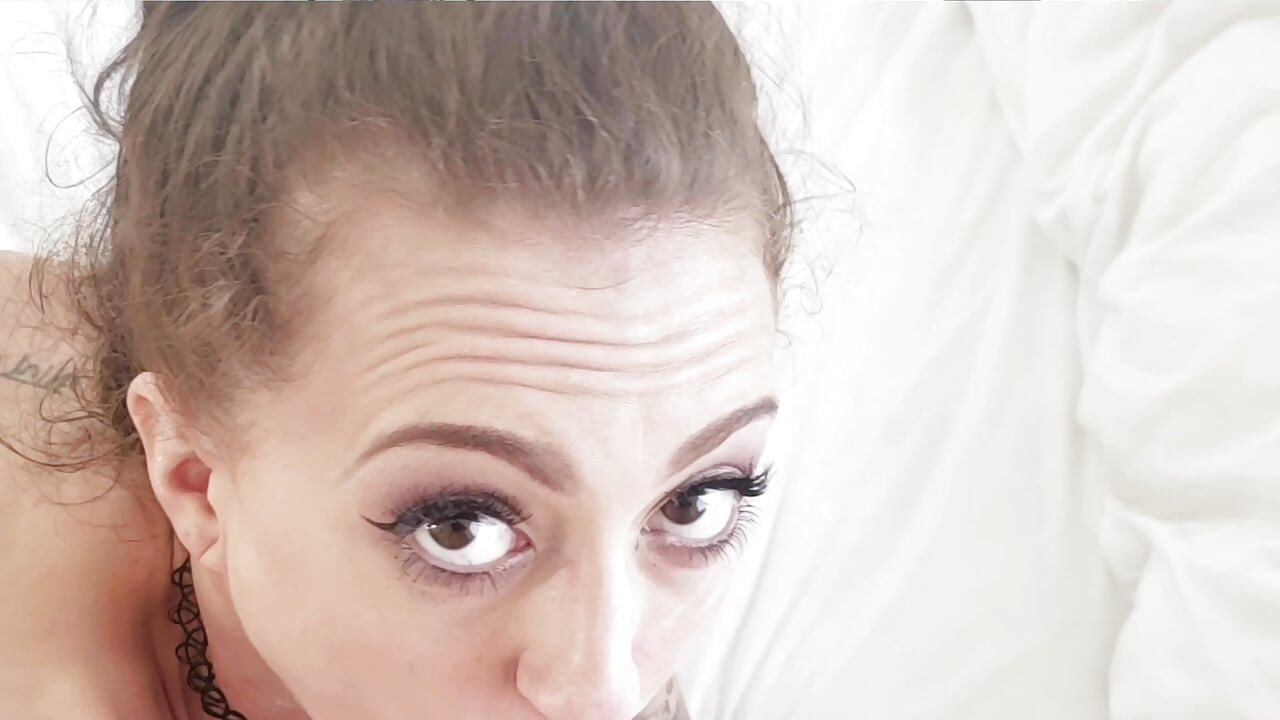 Convidei uma Pornstar Tatuada Quente a Casa e Fodemos o Dia Inteiro