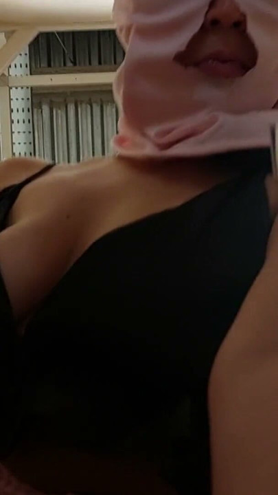 Store behårede latina-brystvorter. amatør-hustru prøver tøj. behåret fisse, sexet brunette, stor røv, sexet tøj, trusser, sokker, sko | Klip 1