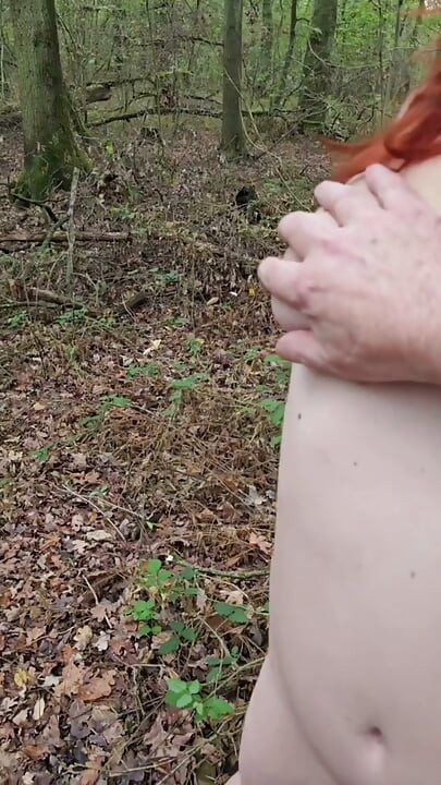 Nackt im park gehen, pinkeln, bondage für titten spielen und klatschen