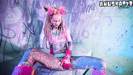 Dark Goth schätzchen mit vollem Ärmel tats ihren arsch und ihre muschi solo - Verschwitztes spielzeugfick & arsch-zu-mund