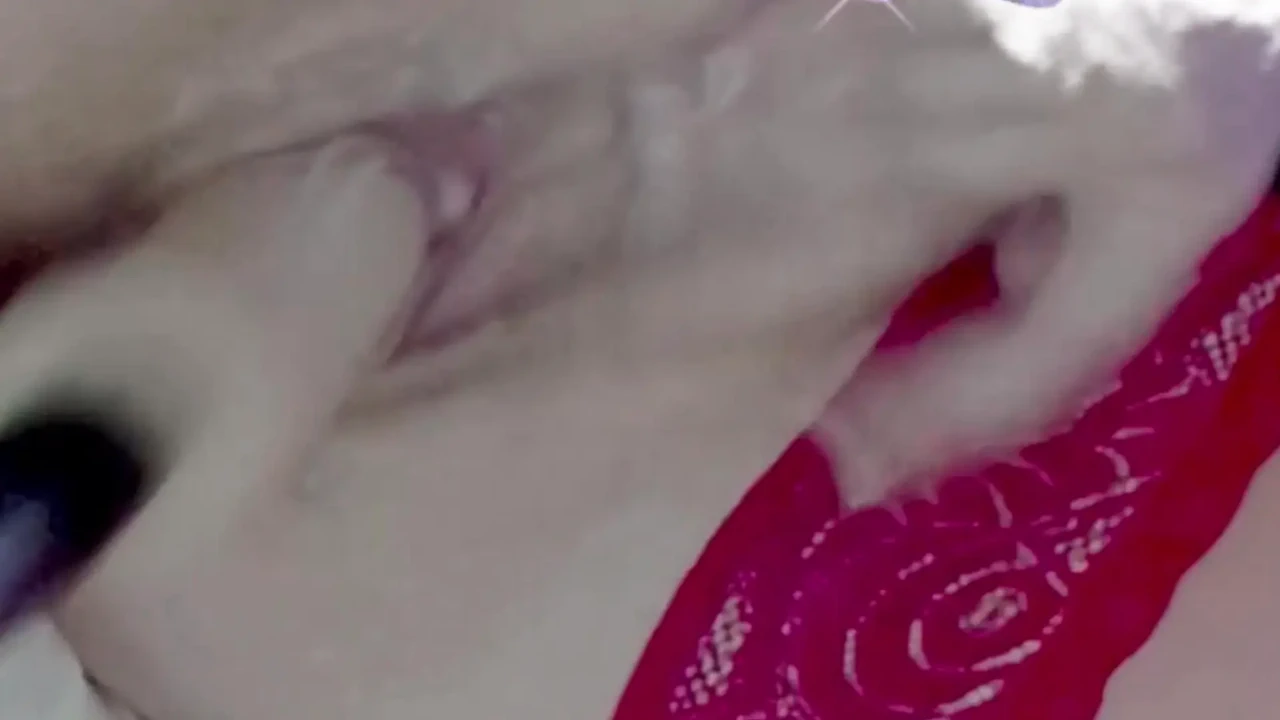 非常湿润的阴部特写, 阴蒂上的震动器, 操阴道性爱机器