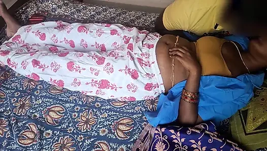 Istri India yang sudah menikah menunjukkan pusar untuk memiliki kesepakatan dengan pemilik rumah