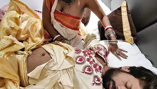 Akele me dekh kar Bhabhi ji jabbar ko dasti room me pel diya