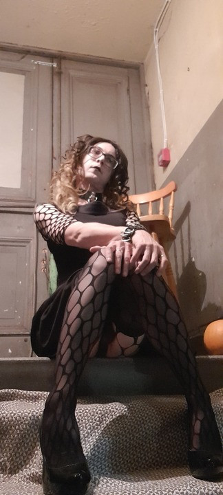 Danni si diverte un po 'ad Halloween al lavoro.