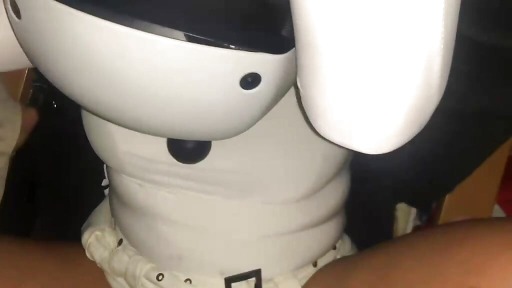 Nachytal jsem svou nevlastní sestru, jak si hraje s VR brýlemi