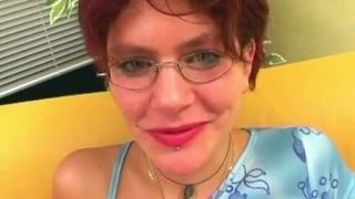 Duitse rijpe vrouw krijgt een dildoed en krijgt een sperma in het gezicht