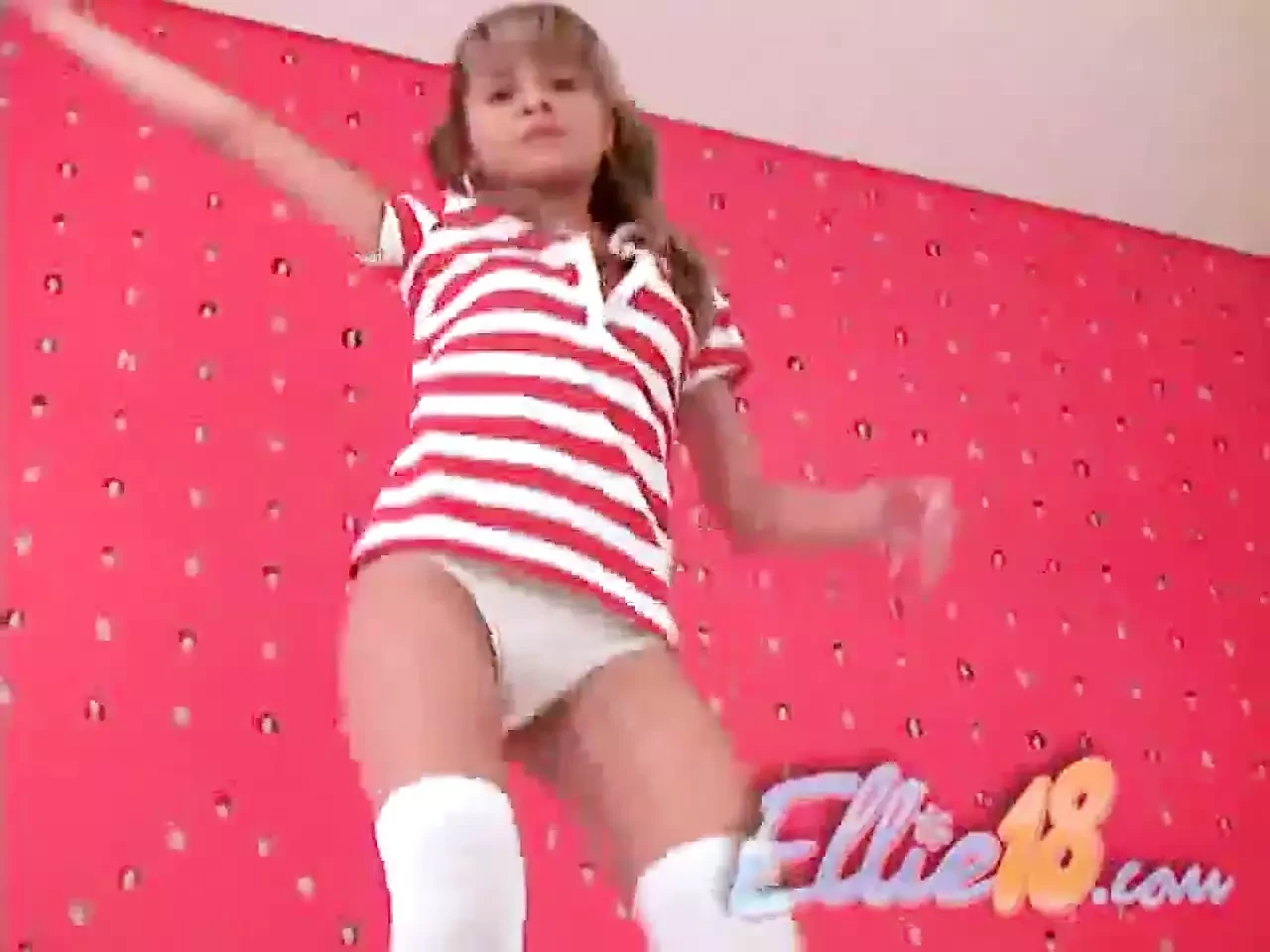 Юная Ellie с широко раскрытыми глазами трахает пальцами ее киску