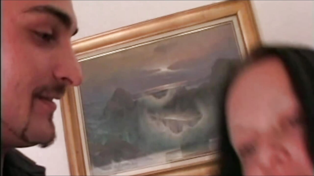 最初は少し恥ずかしがり屋だったが、キャスティングで2つのチンコを舐めてセックスされる