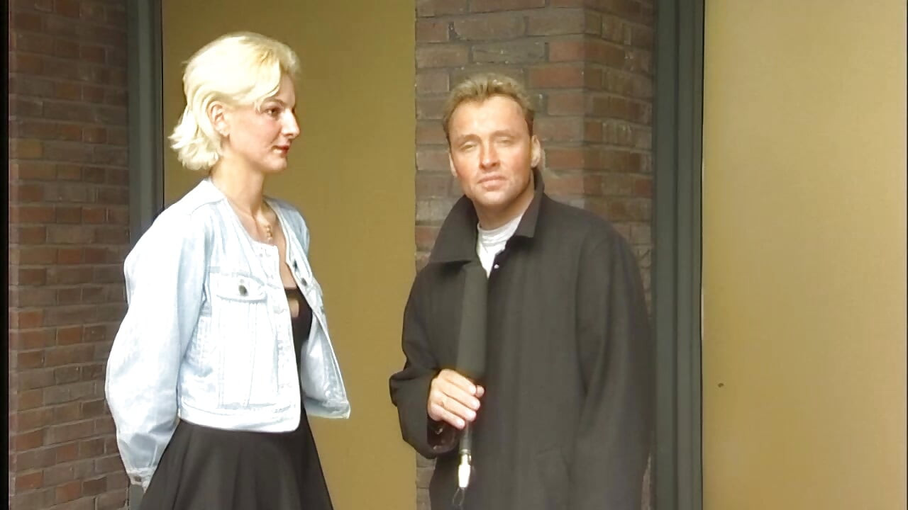 Гаряча блондинка та інтерв'ю