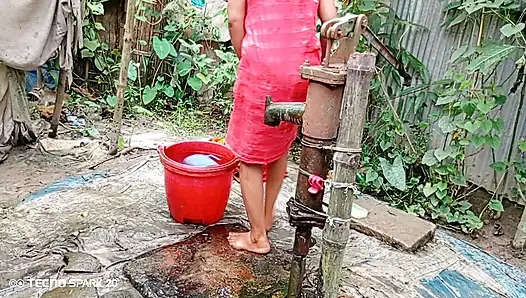 Erfrischen des Bads im Freien auf einem offenen Feld