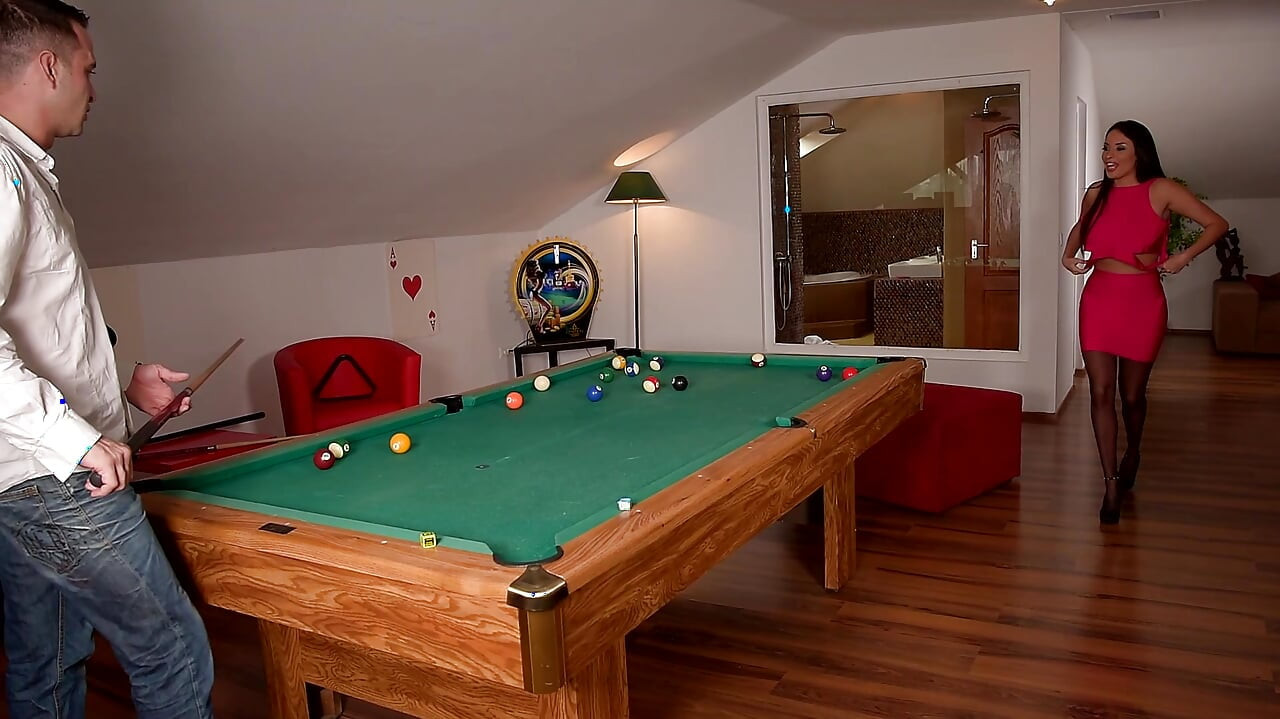 Quente mesa de bilhar fodendo com meias e pernas para cima