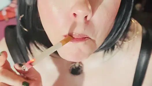 Alles in schwarzem leder Miss Tina snua raucht eine cork 100 Zigarette - Drifting nickerchen-Inhalate Rauchringe OME OMI