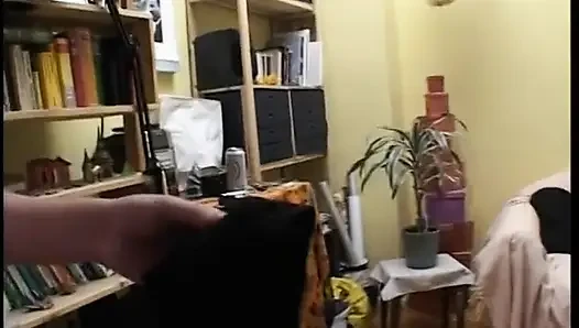 Naylon çorap giyen sarışın genç kız iki adam ona mastürbasyon yaparken amını tıraş ediyor