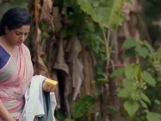 L'actrice indienne Kavya Madhavan, MILF, scène de pressage de seins nus