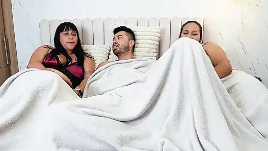 Teman gay saya akhirnya bertiga dengan teman saya dan saya mengisi payudara saya dengan susunya