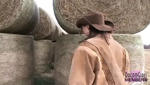 Cwogirl telanjang di tengah peternakan