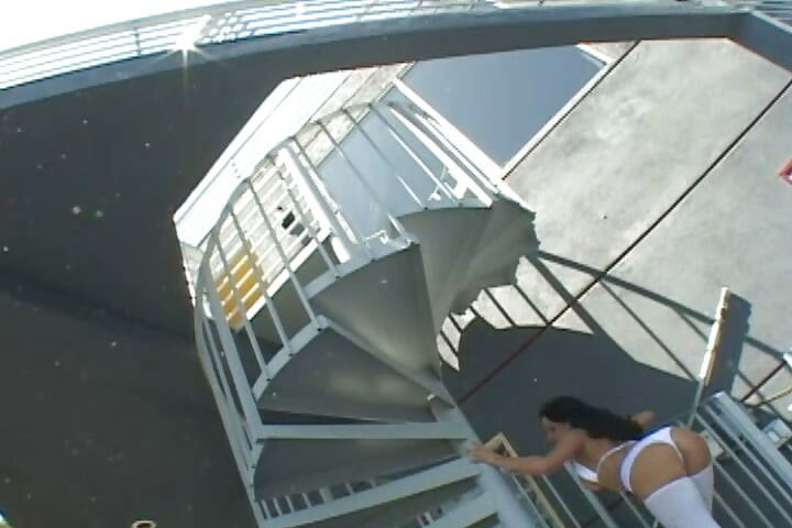 Sex s prsatou brunetkou vede k análnímu creampie