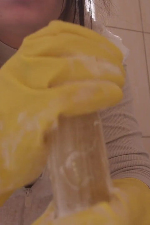 पीले डिशवॉशिंग दस्ताने पहनी मेरी सौतेली बहन डिल्डो और ढेर सारे गोरे फोम और साबुन के साथ स्नान करती है