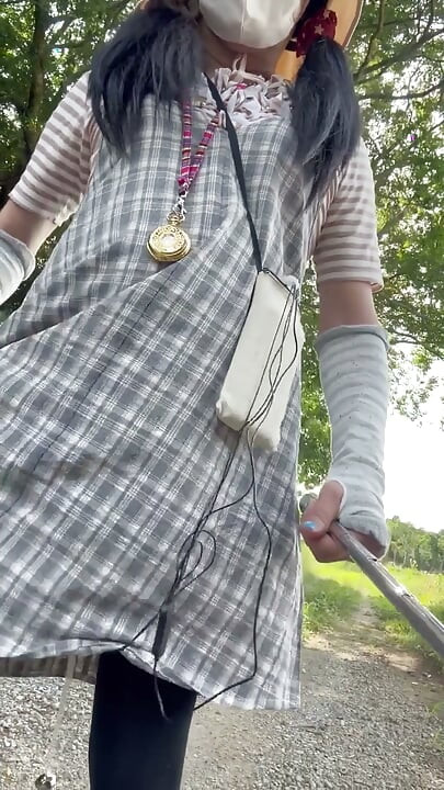 No290 si hraje s análními kolíky na ulici během dne