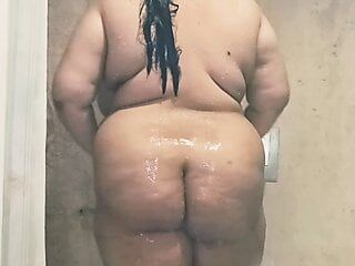 Indische bbw tante neemt een douche in de badkuip en toont haar enorme borsten en kont