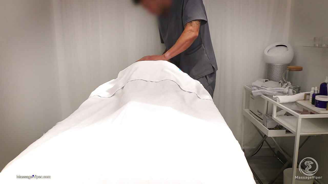 Blonde fitness model fucking her massage therapist