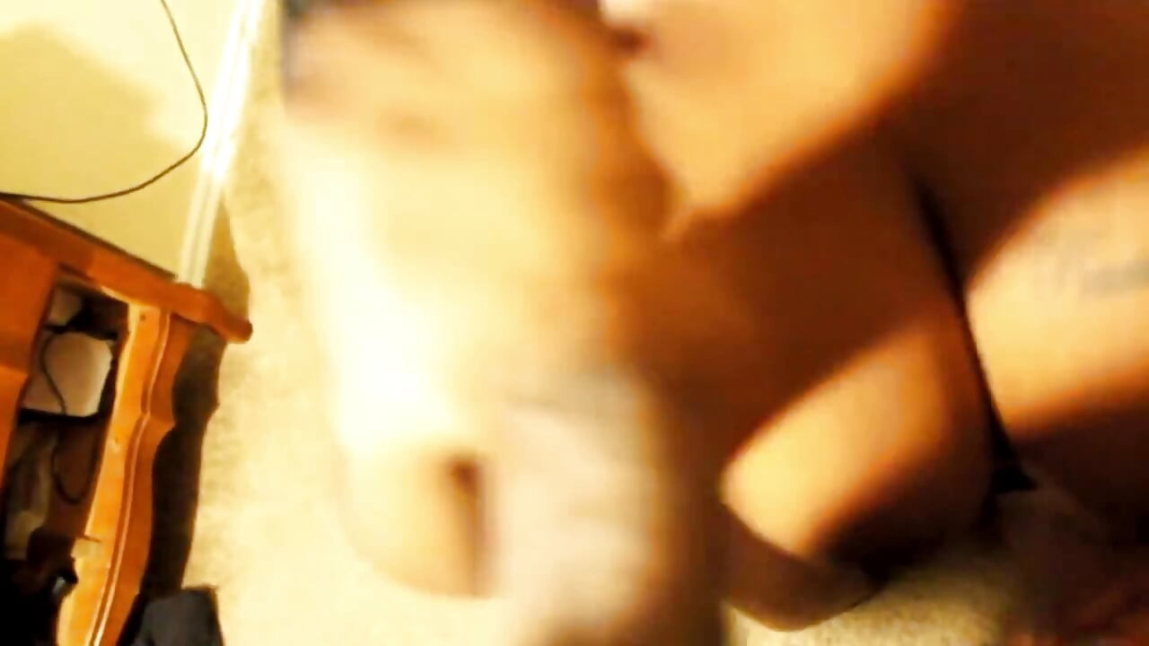 Fantaisie, Dirty Diana a l'air vraiment juteuse en tout blanc avec un chapeau de soleil