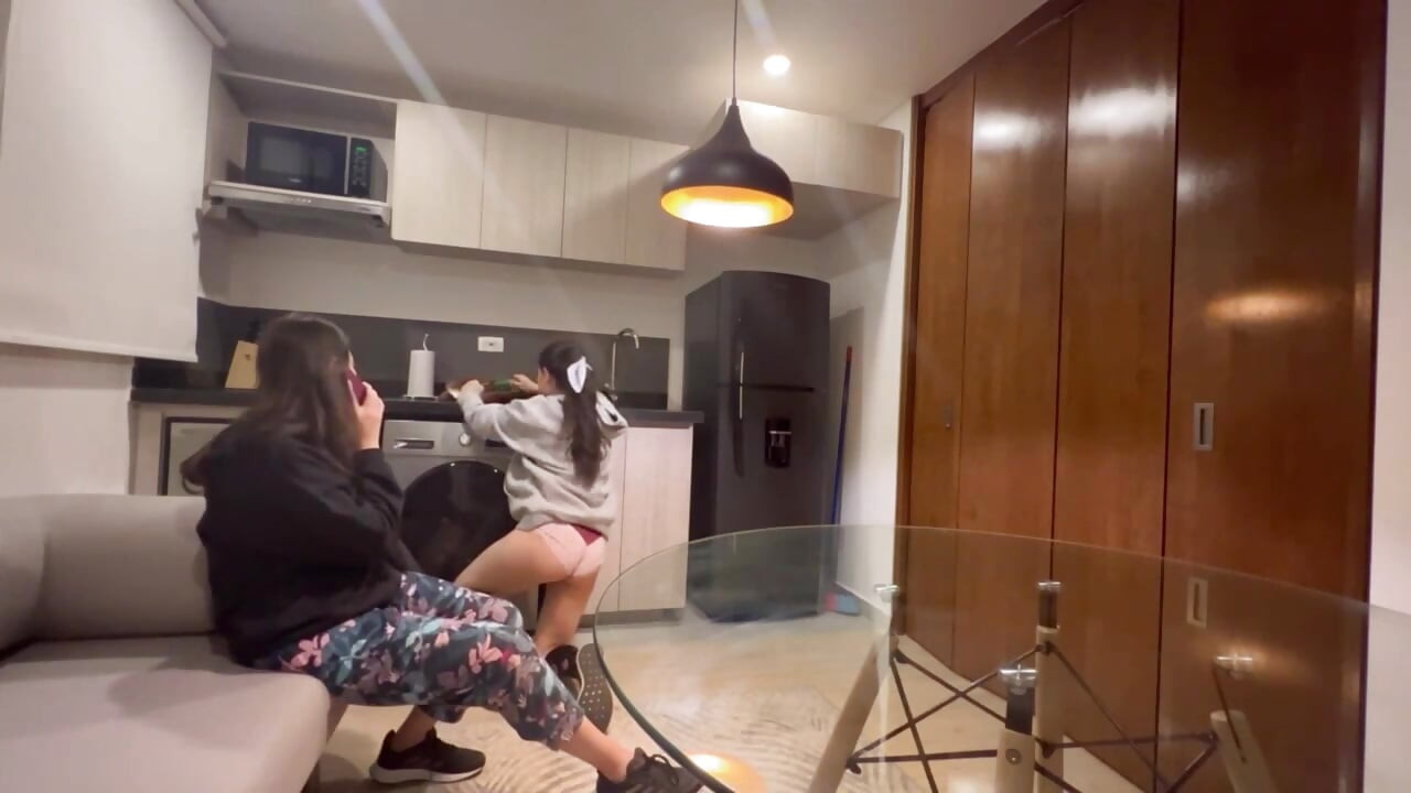 Kızlar birbirlerine dokunarak oynuyor ve birçok orgazm oluyor