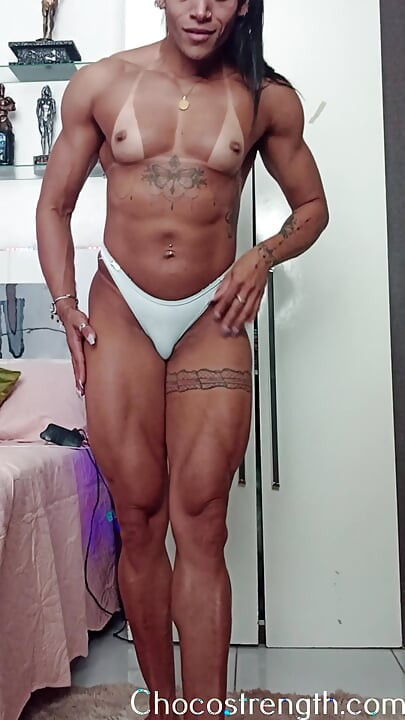 Une MILF noire travaille ses poses