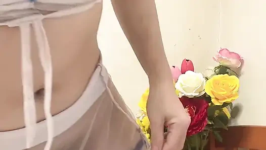 Minyon Hana Elbise Giyiyor Minik Kıllı Amcığı Seksi Nake