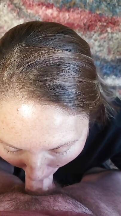 Seksi MILF voli zadovoljiti svog muškarca i gutati spermu nakon što svršava iznova i iznova s njegovim kurcem u ustima