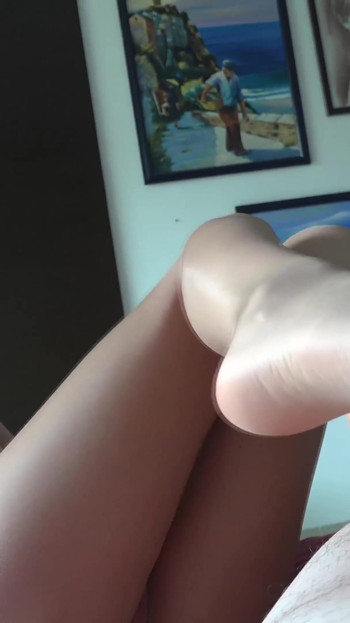 试试看我, 感受我的脚在你坚硬的鸡巴上