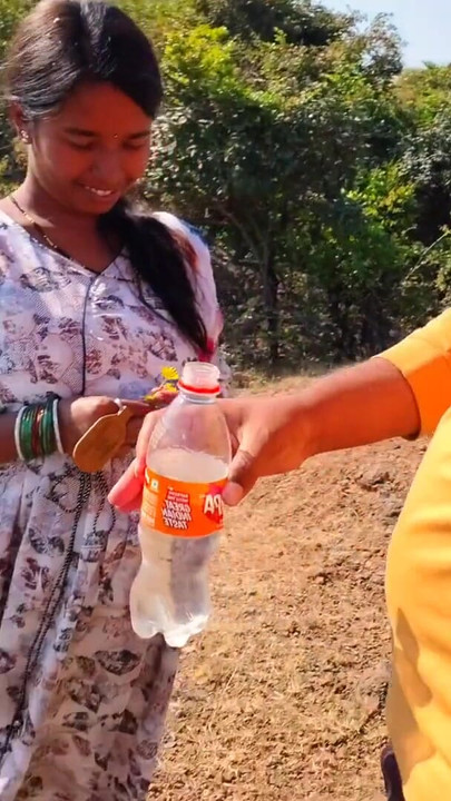 Ladki hmko jangle me mili, vah subah subah gav ke najdiki jangle me bathroom karne aai thi - Indian bhabhi hot xxx… | Clip 1