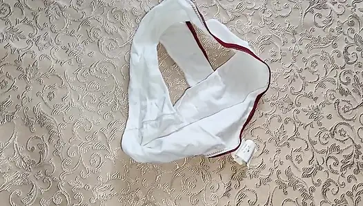 Şımarık bir üvey anne onu külotuyla mastürbasyon yaparken fark ettikten sonra üvey oğlunu sikiyor