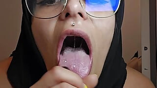 Mia niqab lagi asik nyepong dildoku sambil ngomong jorok
