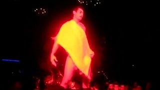 Vũ nữ thoát y nóng bỏng trong live show 70