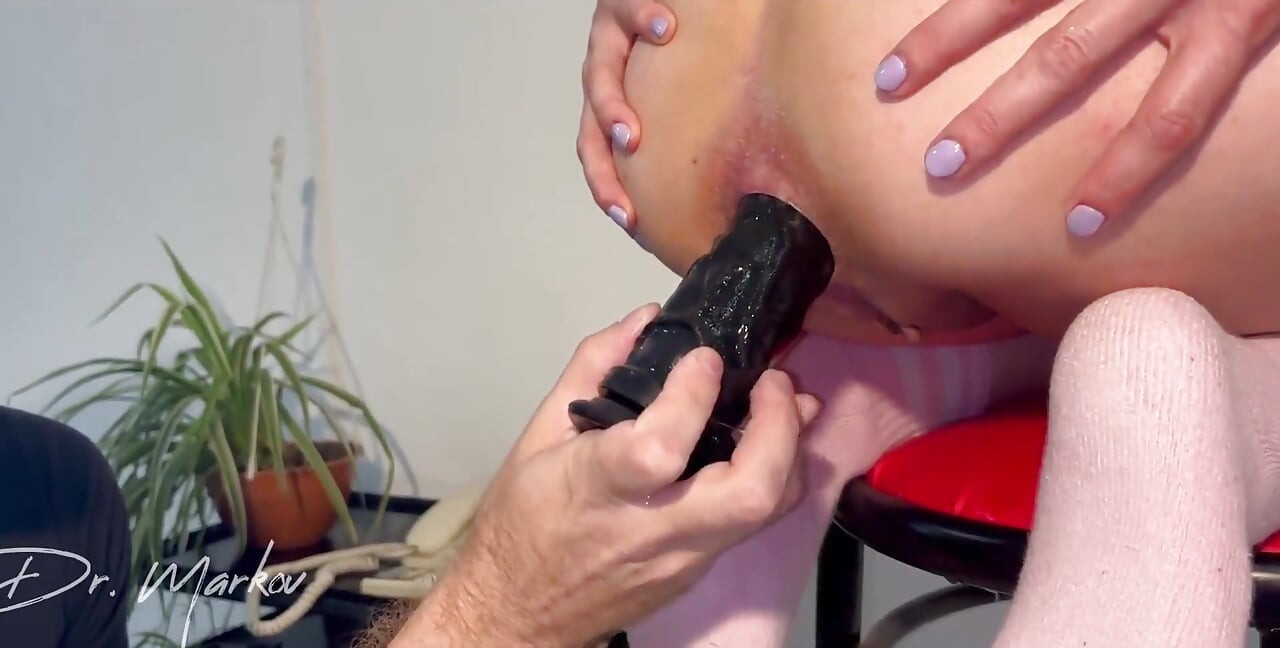 Freyjaxtreme Asks a Neighbor to Open Her Ass for Her Trip to Europe