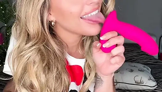 Babasının fahişesi edepsizce ıslak göt yalıyor