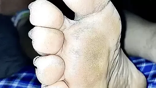 WIFES DIRTY ROUGH SOLES UP CLOSE FOR TRIBUTES