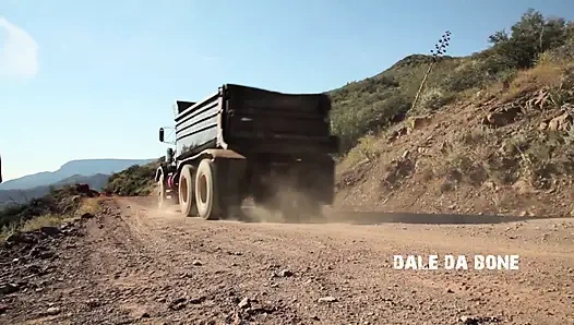 Блондинку Angel трахает машина