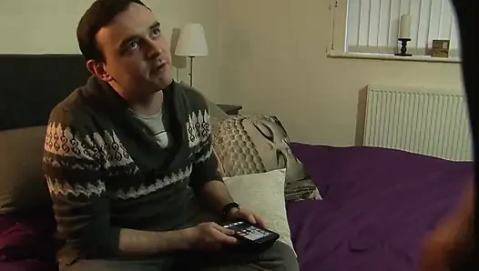 Pirang pantat besar disetubuhi dengan keras oleh saudara tiri